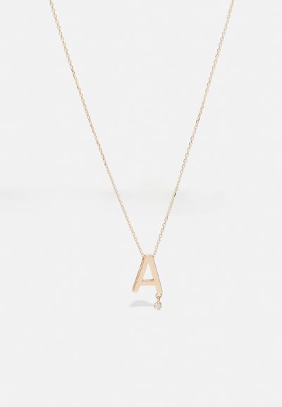 Goldkette mit einem Anhänger in Form des Großbuchstabens "A" und einem kleinen angehängten Edelstein. Zarte Kette mit minimalistischem Design.