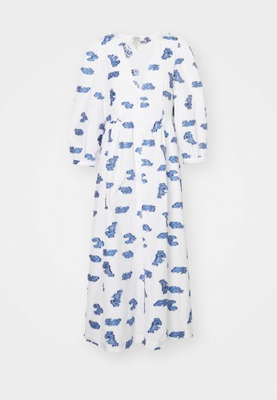 Vestido blanco con estampado floral azul, escote en V, mangas largas abullonadas y cintura fruncida, hecho de tejido ligero, hasta la rodilla.