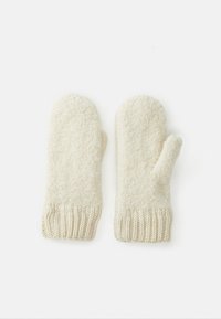 Moufles couleur crème en matériau texturé duveteux, avec un poignet en tricot côtelé. Elles sont arrondies au niveau des doigts et ont une finition douce.