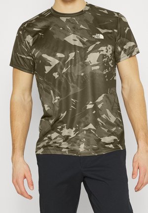 Olijfgroen sportshirt met een camouflagemotief, korte mouwen, een ronde hals en een klein wit logo op de bovenste linkerborst.