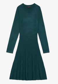 Rochie tricotată lungă, de culoare teal, cu mâneci lungi, având un corset ajustat și o fustă plisată evazată. Textură ribbed pe toată suprafața, cu decolteu rotund.