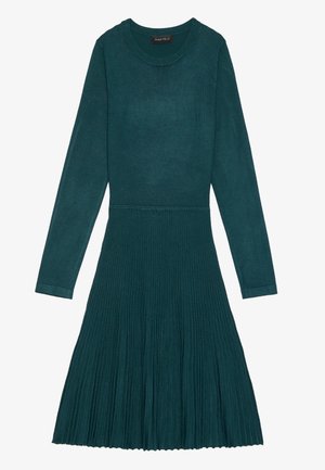 Robe tricotée à manches longues teal avec un bodice ajusté et une jupe plissée évasée. Texture côtelée sur l'ensemble, avec un décolleté arrondi.