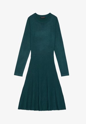 Turkusowa, dzianinowa sukienka z długim rękawem, z dopasowaną górą i rozkloszowaną, plisowaną spódnicą. Całość ma prążkowaną fakturę, z okrągłym dekoltem.