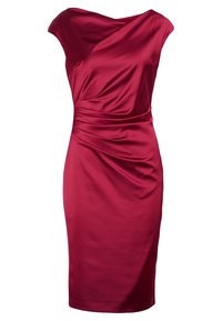 Robe en satin rouge avec une silhouette ajustée, des manches courtes et des plis texturés à la taille. Finition lisse et longueur au genou.