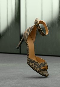 Δεν επιλέχθηκε, brown/beige