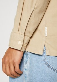Marc O'Polo KENT COLLAR TWO CHEST POCKETS STRAIGHT HEM WITH SLIT - Shirt - jonesboro cream