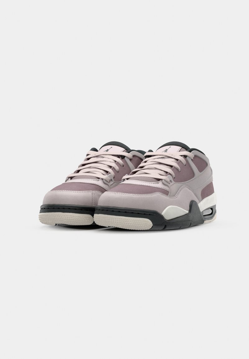 Buty: sneakersy niskie w jasnofioletowym i szarym zamszu z czarnymi akcentami, biała podeszwa i teksturowana gumowa podeszwa zewnętrzna. Sznurowadła w pasującym odcieniu.