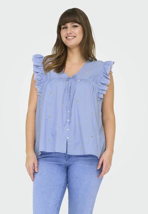 Blauwe gestreepte blouse met ruche mouwen, voorzien van bloemenborduursel en een knoopsluiting aan de voorkant. In combinatie met lichtblauwe jeans.