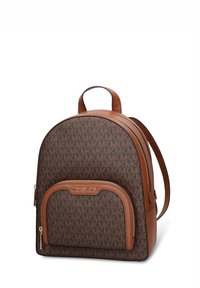 Zaino marrone in finta pelle con forma arrotondata, caratterizzato da un motivo monogramma, una tasca frontale con zip e una maniglia superiore.