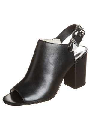 Zwarte leren hak sandaal met open teen en verstelbare enkelband. Heeft een chunky blokhak en een gladde textuur.