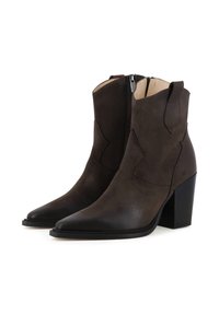 Stivaletti in suede marrone con punta affusolata, semplice cucitura e tacco a blocco. Presentano una zip laterale e un'etichetta decorativa.