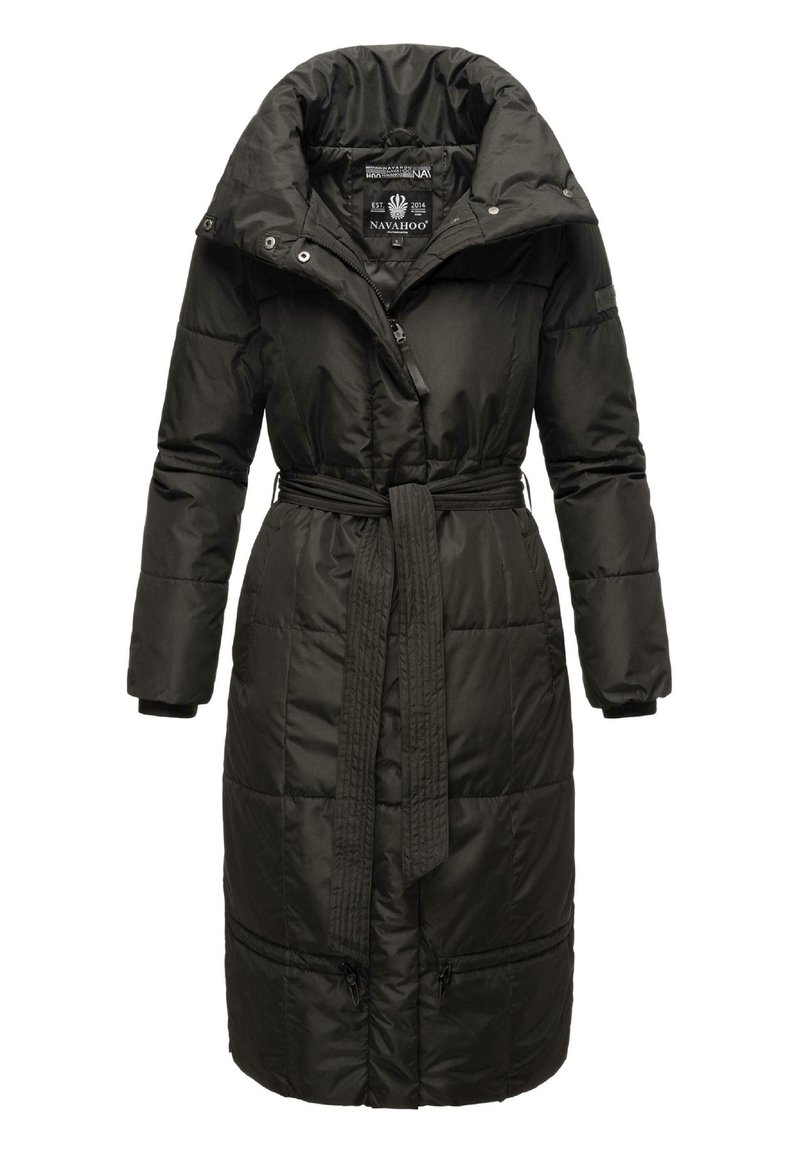 Manteau noir long en duvet avec col haut, taille ceinturée, fermeture éclair et poignets élastiques. Présente des coutures horizontales et un ourlet à cordon de serrage.