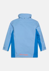 Chaqueta impermeable azul con cuello alto, mangas largas y un panel lateral en azul más oscuro. Muestra "Helly Hansen" en naranja.