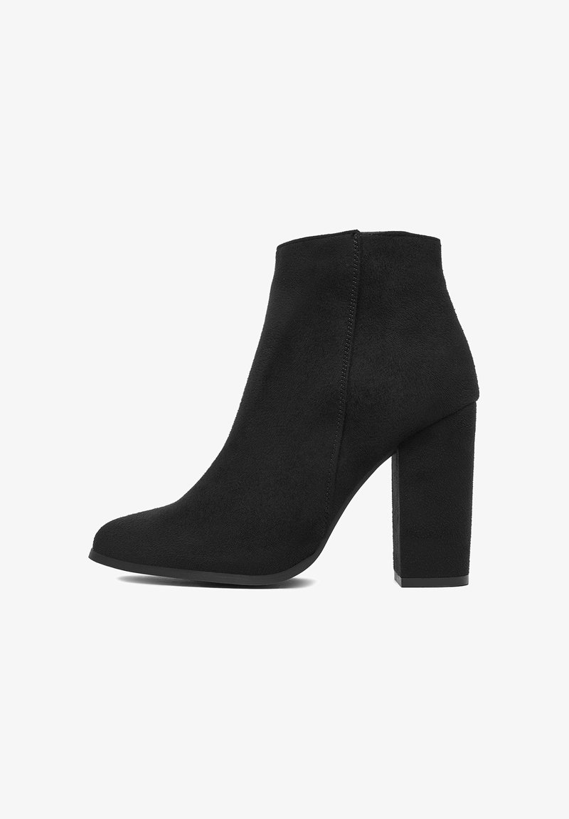 Stivale nero alla caviglia con tacco alto a blocco, realizzato in morbido materiale scamosciato sintetico, con un design elegante e una texture liscia.