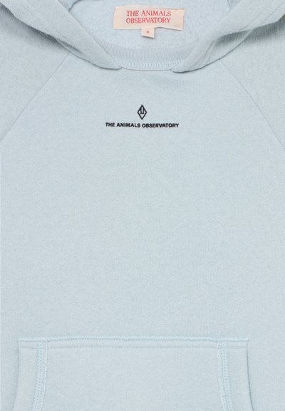 Haut de hoodie bleu clair avec poche frontale et texte noir "THE ANIMALS OBSERVATORY" ainsi que le logo centré en dessous du col.