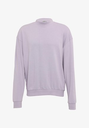 Világoslila pulóver, magas nyakkal, esett vállú fazonnal, hosszú ujjakkal, valamint bordázott mandzsettákkal és derékrésszel. Puha szövet textúra.