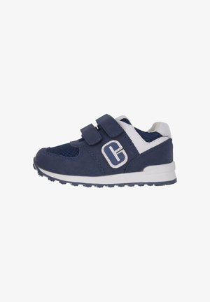 Blauer Sportschuh mit Mesh- und synthetischem Obermaterial, zwei Klettverschlüssen, weißen Akzenten, strukturierter Sohle und einem auffälligen Logo an der Seite.