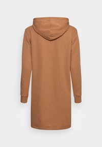 Dlouhá mikina s kapucí v teplé hnědé barvě. Vyrobena z měkké tkaniny, má dlouhé rukávy a zaoblený spodní lem.
