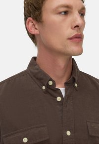 camel active LANGARM MIT AUFGESETZTEN TASCHEN - Skjorter - dark brown