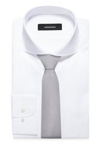 Camicia bianca con colletto classico, accompagnata da una cravatta grigia chiara. Presenta un polsino con un solo bottone e un'etichetta del marchio all'interno del colletto.