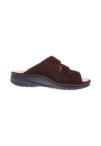 Bruine suede slip-on sandaal met open neus, twee uitsparingen op de bovenkant en een zwarte rubberen zool voor verbeterde grip en comfort.