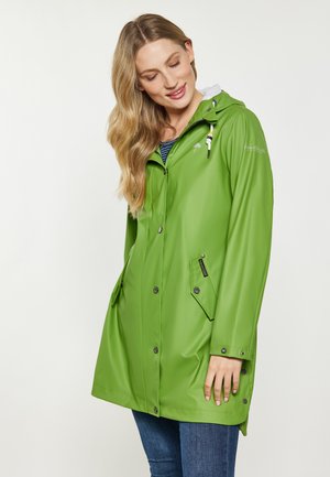 Grüner wasserdichter Regenmantel mit Kapuze mit Kordelzug, Reißverschluss und Druckknopfverschluss, seitlichen Taschen und leichtem Material.