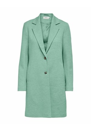 Długa, jasnozielona, dopasowana płaszcz z klapowym kołnierzem, dwoma przednimi guzikami i bocznymi kieszeniami, prezentowany na białym tle.