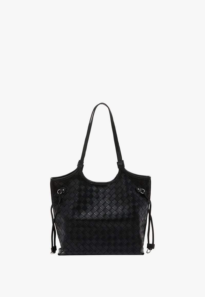 Sort flettet læder tote taske med en forlænget form, dobbelt håndtag og snoretræk detaljer på hver side til justerbar lukning.