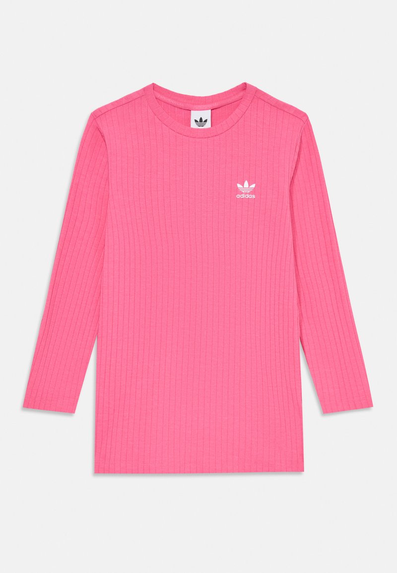 Ružová dlhá rukávová rebrovaná košela vyrobená z jemného materiálu, s bielym logom adidas na hrudi a klasickým okrúhlym výstrihom.