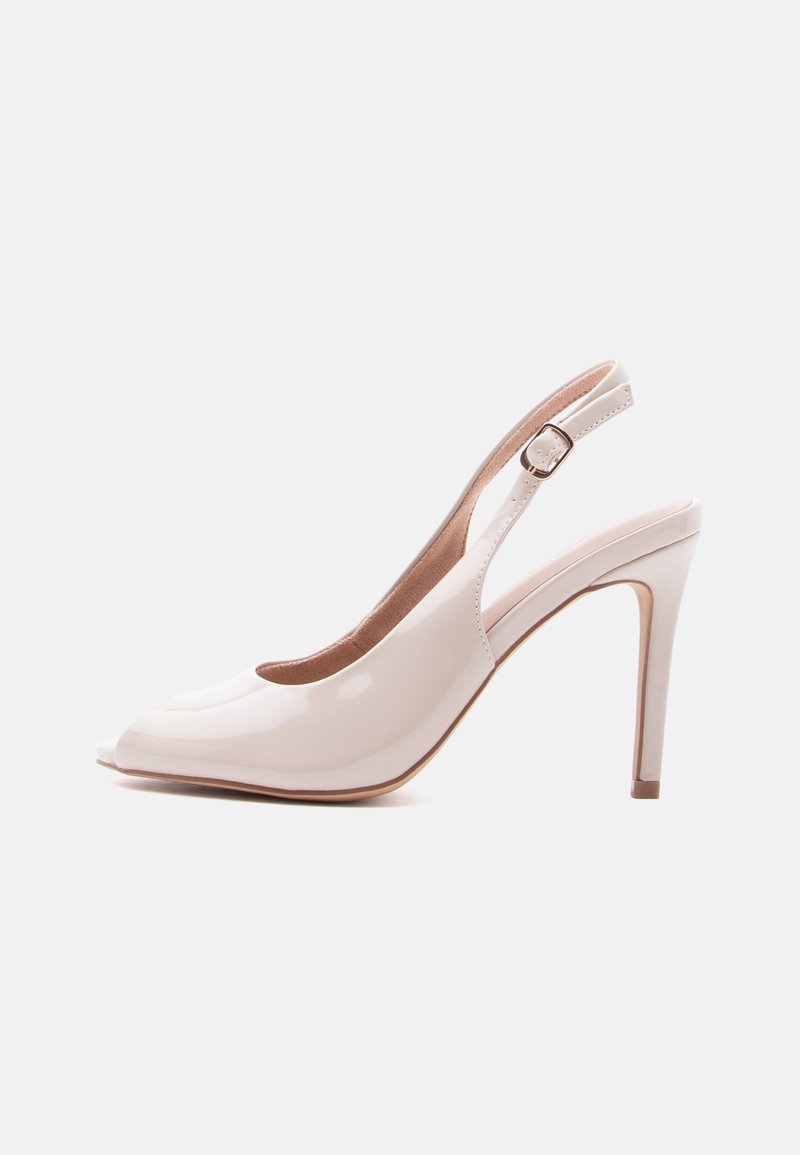 Chaussure à talon haut beige brillant à bride arrière avec bout pointu et boucle réglable sur un fond neutre.