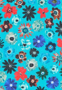 Tessuto teal con un motivo floreale che presenta diversi fiori in rosso, blu, nero e bianco, mostrando diverse forme e texture.