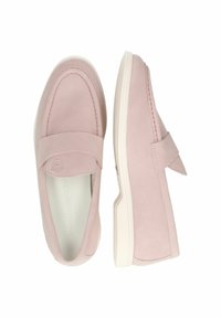 Lichtroze instappers van soepel nubuck, met een band over de wreef en een lichte witte zool.