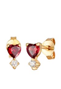 Boucles d'oreilles dorées avec deux pierres précieuses rouges en forme de cœur, un accent de pierre ronde claire en dessous, finition polie et fermoir sécurisé.