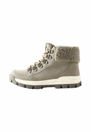 Graue Wildleder-Wanderstiefel mit einem flauschigen grauen Kragen, metallenen Ösen und beigen Schnürsenkeln. Robuste Gummisohle mit einem strukturierten Muster für besseren Halt.