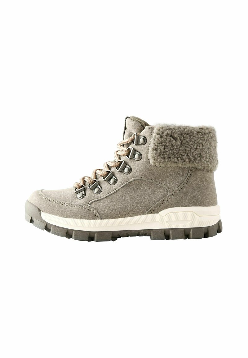 Szare zamszowe buty trekkingowe z puszystym szarym kołnierzem, metalowymi oczkami i beżowymi sznurowadłami. Wytrzymała gumowa podeszwa z teksturowanym wzorem dla lepszej przyczepności.