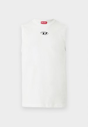 Hvit ermeløs t-skjorte laget av bomull, med rund hals og et påsydd logotrykk i svart og blått på brystet.