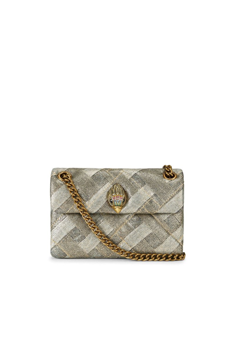 Sac à main tissé en or et argent métallique avec une chaîne, présentant un motif décoratif de mains avec des accents colorés sur le devant.