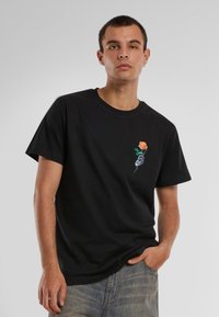 Mister Tee CHROME SKELETON HAND  - Camiseta estampada - black