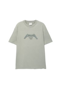 Tricou din bumbac de culoare verde deschis, cu o croială lejeră și mâneci scurte, având o grafică imprimată de culoare gri în zona pieptului.