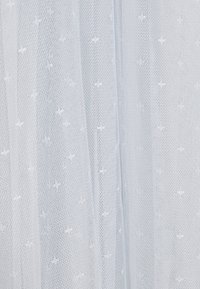 Reiner weißer Stoff mit zartem Blumenmuster, der ein leichtes, strukturiertes Mesh-Gewebe und dezente, geprägte Akzente aufweist.