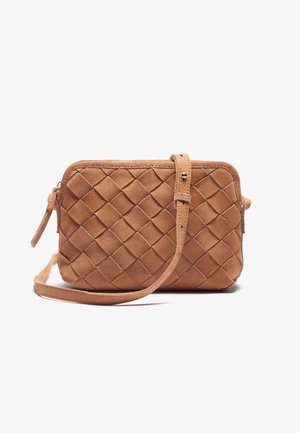 Petit sac bandoulière beige avec un design en cuir tressé et une sangle réglable, présenté sur fond blanc.