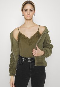 Pieces PCCARLI ZIP HOODIE - Casaco polar - deep lichen green