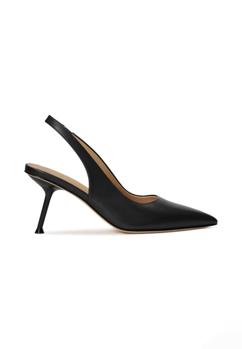 Chaussure à talon haut noire, de type slingback, avec un bout pointu, en cuir lisse. Présente un talon mince et un design à côtés découpés.