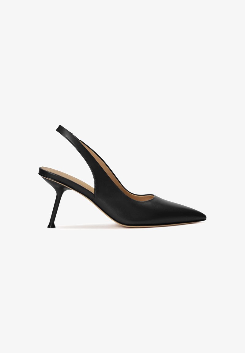 Chaussure à talon haut noire, de type slingback, avec un bout pointu, en cuir lisse. Présente un talon mince et un design à côtés découpés.