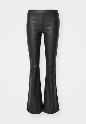 Pantalons évasés en simili cuir noir avec une texture lisse et une taille élastique ; ajustés au niveau des cuisses avant de s'évaser en bas.