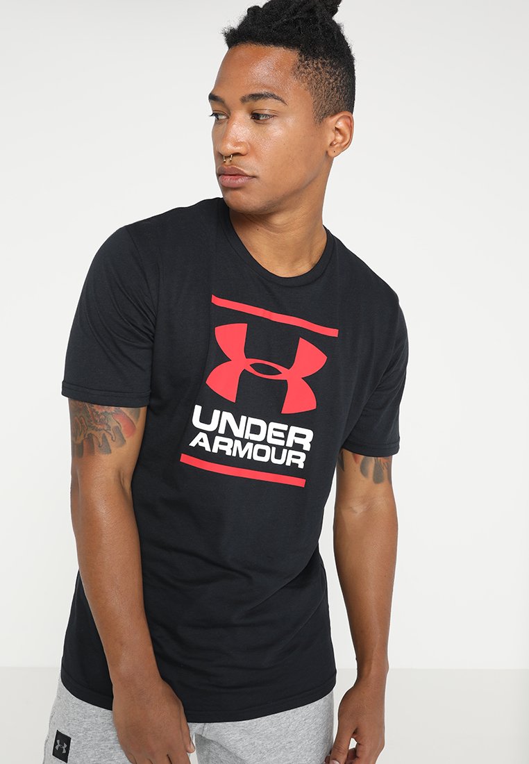 Camiseta negra de manga corta hecha de algodón, con un logo rojo de Under Armour en el pecho, que presenta una textura suave y un corte clásico.
