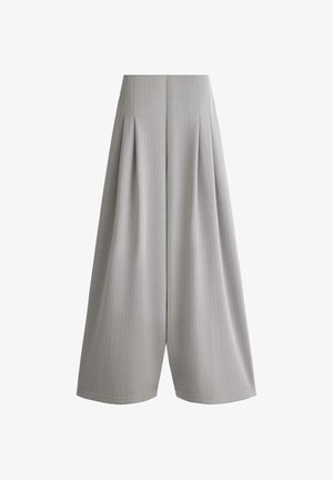 Hellgraue Hose mit weitem Bein, feinen vertikalen Nadelstreifen und vorderen Falten, hoher Taille und lockerem Sitz.