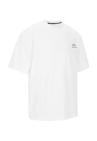 Witte katoenen t-shirt met korte mouwen, ronde halslijn, met een blauwe grafische afbeelding en oranje tekst op het linkerborstgedeelte.