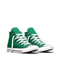 Pár zelených členkových plátených tenisiek s bielymi šnúrkami a gumovými podrážkami, umiestnených vedľa seba na bielom pozadí.