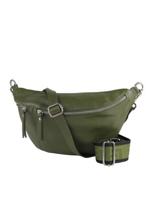 Groene leren heuptas met zilveren ritsen en een verstelbare groen-zwarte gestreepte stoffen band.